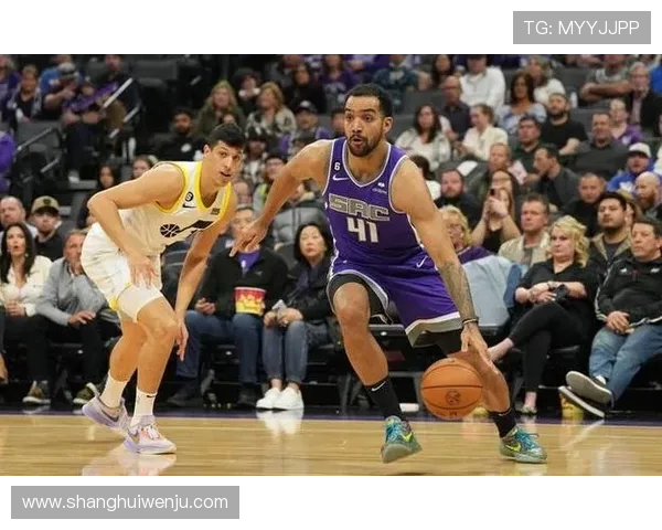 凯斯勒强势突破防守巧妙转身上篮打板成功得分